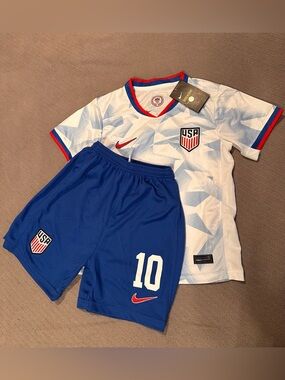 Nike White USA Soccer Jersey and shorts *KIDS size 22/6